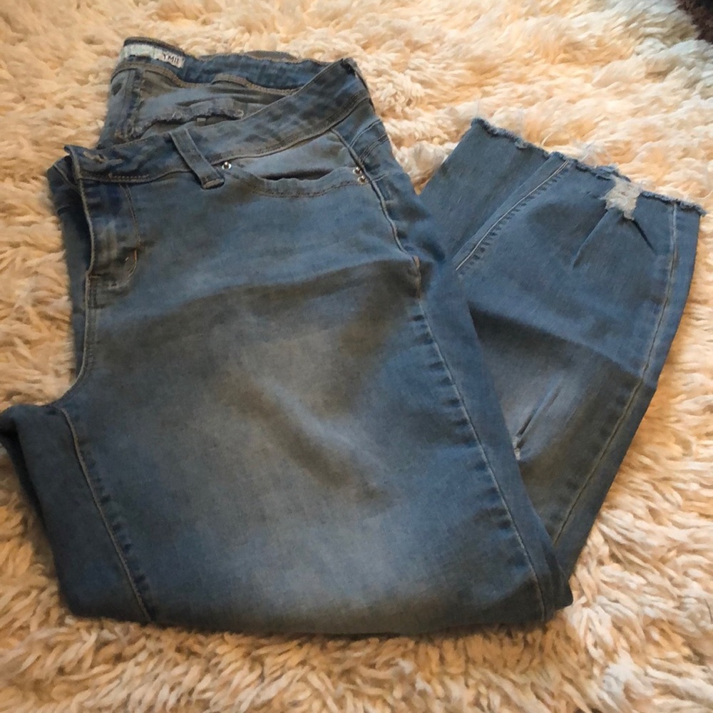Distressed ankle jeans